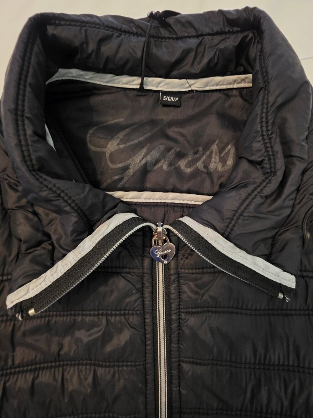 Guess Packable Quilted Lightweight Puffer Jacket — Size S / CH / P - Picture 6 of 14